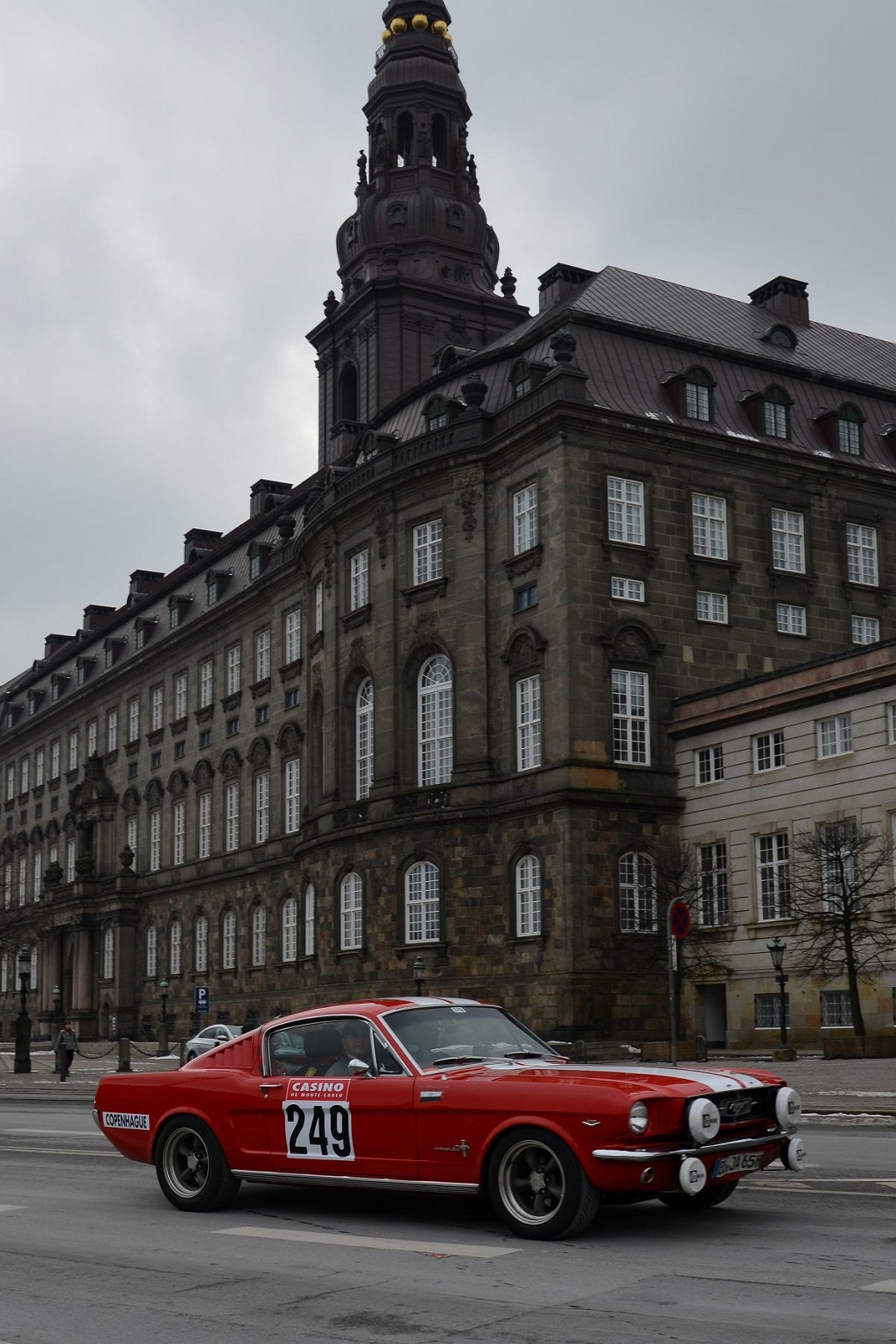 Ægypterne Amin HWAIDAK og Sayed ZIN EL DIN havde fragtet deres Ford Mustang fra Cairo helt til København for at være med. Her passerer de Christiansborg.
